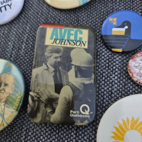 Lot Of 24 Pinback Buttons - Picture 3 of 11